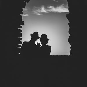 Preview wallpaper arch, couple, silhouettes, bw, sunset