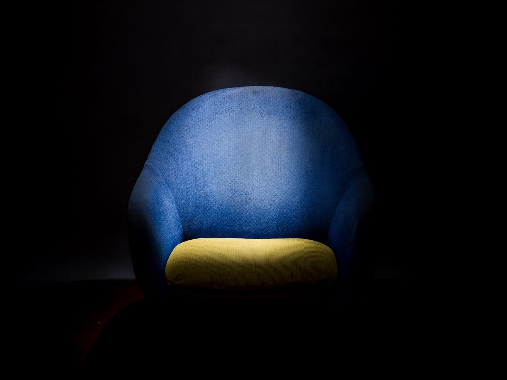 1024x768 Wallpaper armchair, shadow, minimalism, dark background