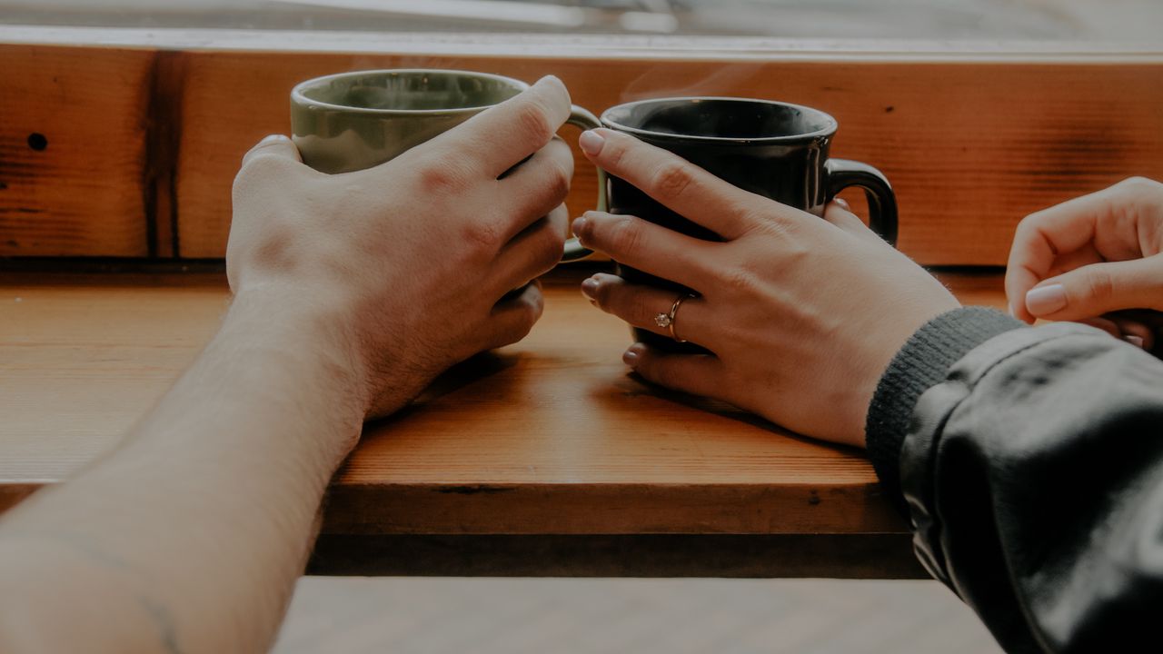 Wallpaper arms, mugs, couple