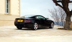 Preview wallpaper aston martin, db9, 2006, black, side view, style, sports, auto, building, tree, sky