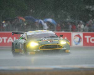 Preview wallpaper aston martin, dbr9, 2005, green, front view, style, sports, car, racing car, speed, rain