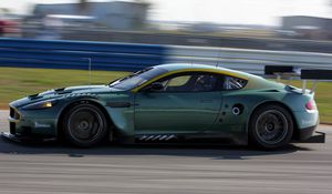 Preview wallpaper aston martin, dbr9, 2005, green, side view, style, sports, cars, speed, asphalt