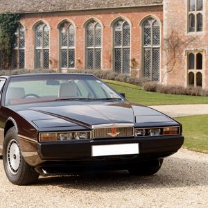 Preview wallpaper aston martin, lagonda, 1976, cherry, front view, style, building