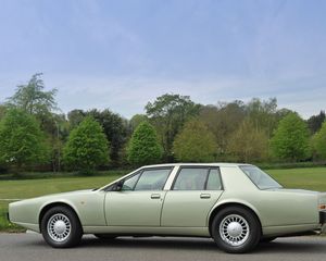 Preview wallpaper aston martin lagonda, 1987, green, side view, cars, sky, grass