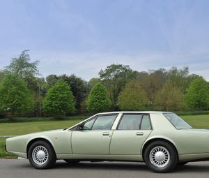 Preview wallpaper aston martin lagonda, 1987, green, side view, cars, sky, grass