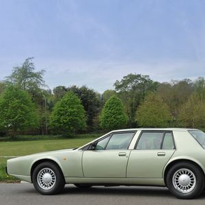 Preview wallpaper aston martin lagonda, 1987, green, side view, cars, sky, grass