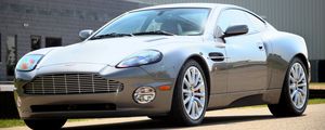 Preview wallpaper aston martin, v12, vanquish, 2001, gray, side view, style, building