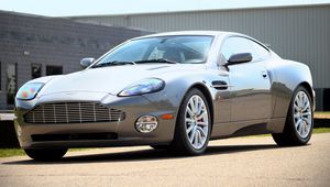 Preview wallpaper aston martin, v12, vanquish, 2001, gray, side view, style, building