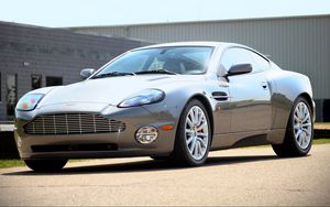Preview wallpaper aston martin, v12, vanquish, 2001, gray, side view, style, building