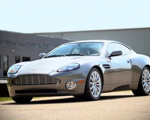 Preview wallpaper aston martin, v12, vanquish, 2001, gray, side view, style, building