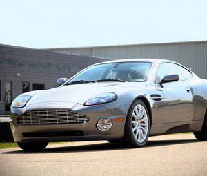 Preview wallpaper aston martin, v12, vanquish, 2001, gray, side view, style, building