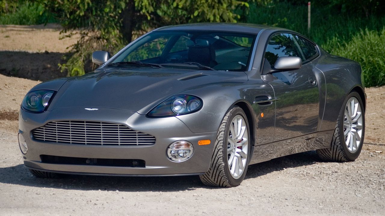 Wallpaper aston martin, v12, vanquish, 2001, gray, front view, grass