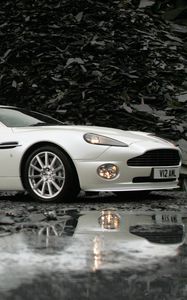 Preview wallpaper aston martin, v12, vanquish, 2004, white, side view, reflection