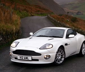 Preview wallpaper aston martin, v12, vanquish, 2004, white, front view, style, nature