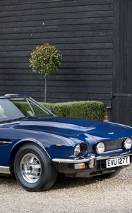 Preview wallpaper aston martin, v8, 1977, blue, side view, cabriolet, building