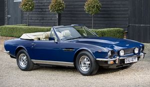 Preview wallpaper aston martin, v8, 1977, blue, side view, cabriolet, building