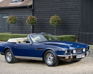 Preview wallpaper aston martin, v8, 1977, blue, side view, cabriolet, building