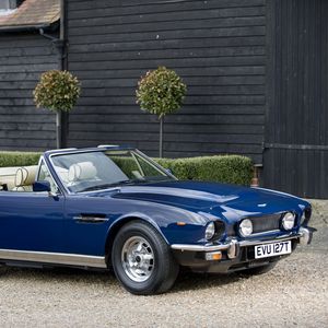 Preview wallpaper aston martin, v8, 1977, blue, side view, cabriolet, building