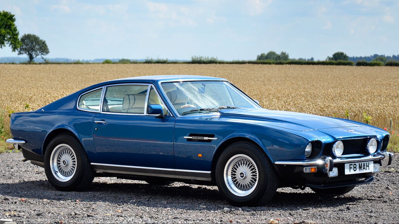 Download wallpaper 1366x768 aston martin, v8, saloon, 1972, blue, side ...