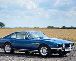 Preview wallpaper aston martin, v8, saloon, 1972, blue, side view, cars, sky