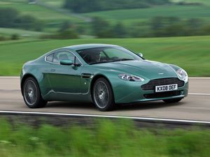 Preview wallpaper aston martin v8 vantage, 2008, green, side view, speed, nature