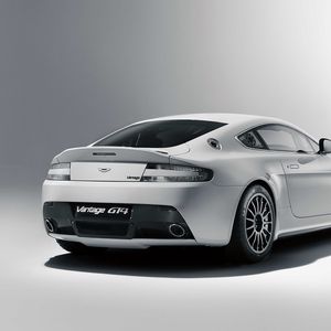 Preview wallpaper aston martin, v8, vantage, 2010, white, rear view, car, style