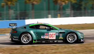 Preview wallpaper aston martin, v8, vantage, 2009, green, side view, sports, speed