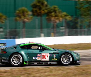 Preview wallpaper aston martin, v8, vantage, 2009, green, side view, sports, speed