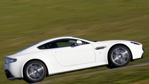 Preview wallpaper aston martin, v8, vantage, 2011, white, side view, speed, grass