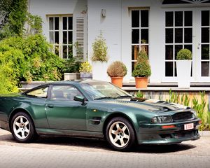 Preview wallpaper aston martin, v8, vantage, 1993, green, side view, style, house