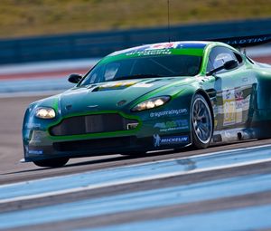 Preview wallpaper aston martin, v8, vantage, 2009, green, front view, cars, sports