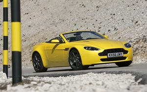 Preview wallpaper aston martin, v8, vantage, 2006, yellow, side view, auto