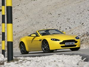 Preview wallpaper aston martin, v8, vantage, 2006, yellow, side view, auto