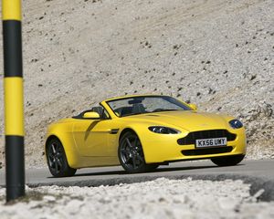 Preview wallpaper aston martin, v8, vantage, 2006, yellow, side view, auto