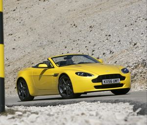 Preview wallpaper aston martin, v8, vantage, 2006, yellow, side view, auto