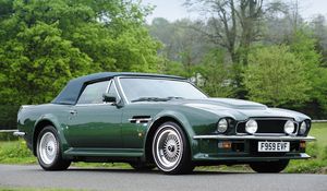 Preview wallpaper aston martin, v8, vantage, 1984, green, side view, style, retro, trees