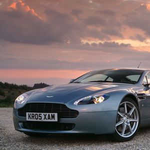 Preview wallpaper aston martin, v8, vantage, 2005, blue, front view, style, sky