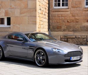 Preview wallpaper aston martin, v8, vantage, 2009, gray, side view, cabriolet, style, building