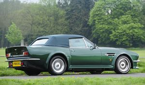 Preview wallpaper aston martin, v8, vantage, 1984, green, side view, cars, trees