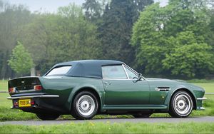 Preview wallpaper aston martin, v8, vantage, 1984, green, side view, cars, trees
