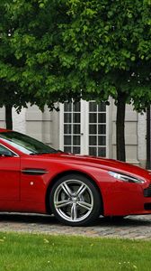 Preview wallpaper aston martin, v8, vantage, 2008, red, side view, cars, building