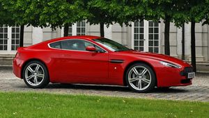 Preview wallpaper aston martin, v8, vantage, 2008, red, side view, cars, building