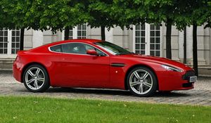 Preview wallpaper aston martin, v8, vantage, 2008, red, side view, cars, building