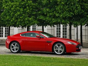 Preview wallpaper aston martin, v8, vantage, 2008, red, side view, cars, building