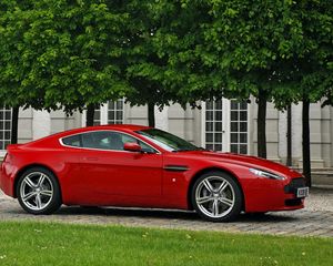 Preview wallpaper aston martin, v8, vantage, 2008, red, side view, cars, building