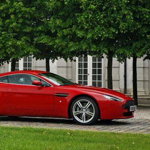 Preview wallpaper aston martin, v8, vantage, 2008, red, side view, cars, building