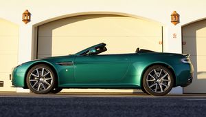 Preview wallpaper aston martin, v8, vantage, 2011, green, side view, auto