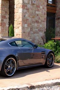 Preview wallpaper aston martin, v8, vantage, 2009, gray, side view, sports, building