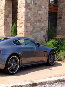 Preview wallpaper aston martin, v8, vantage, 2009, gray, side view, sports, building