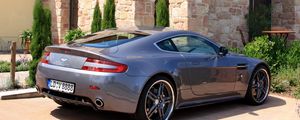 Preview wallpaper aston martin, v8, vantage, 2009, gray, side view, sports, building